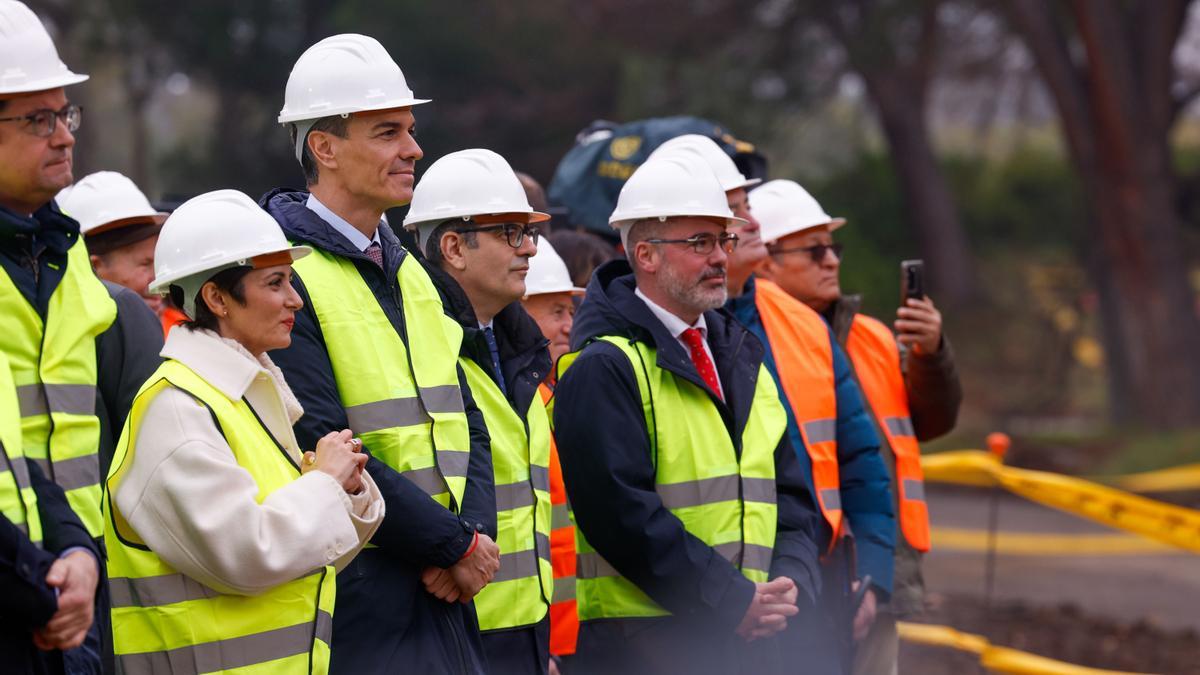 Pedro Sánchez junto a Félix Bolaños, Isabel Rodríguez y Óscar López en el inicio de la demolición de los cuarteles de Campamento (Madrid).