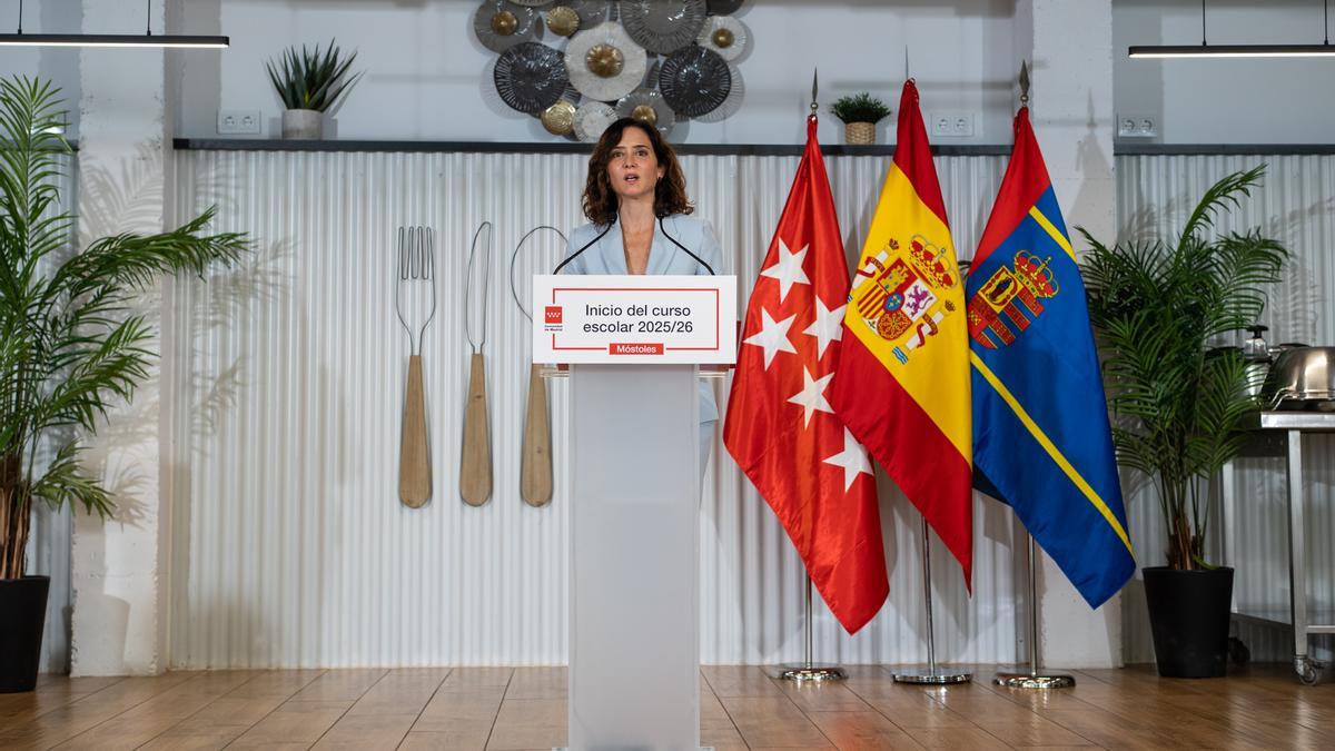 La presidenta de la Comunidad de Madrid, Isabel Díaz Ayuso, visita el Centro Integrado de Formación Profesional Simone Ortega de Móstoles.