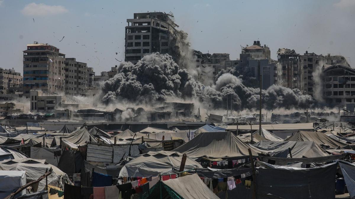 El humo se eleva en la Torre Harmony tras un ataque aéreo israelí en el oeste de la ciudad de Gaza.