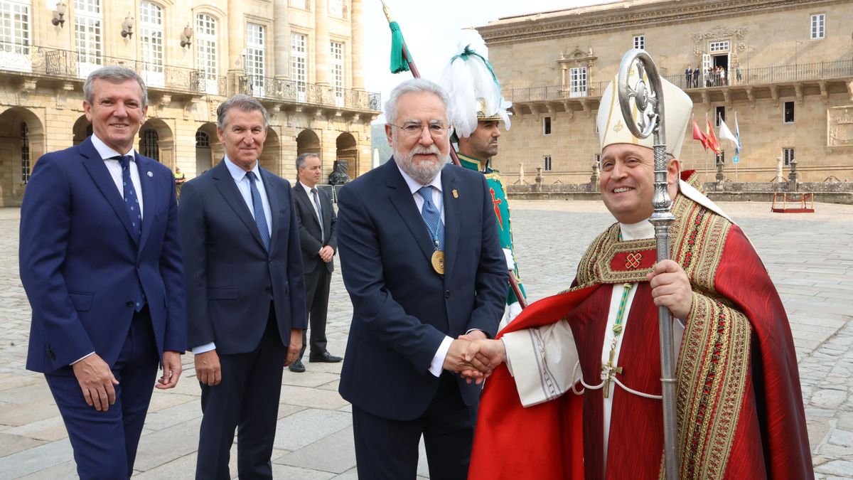 Alberto Núñez Feijóo, segundo por la izquierda, el sábado en Santiago, en plena emergencia de incendios en la sierra oeste de Madrid y en Ávila, festejando el Dïa de Galicia.
