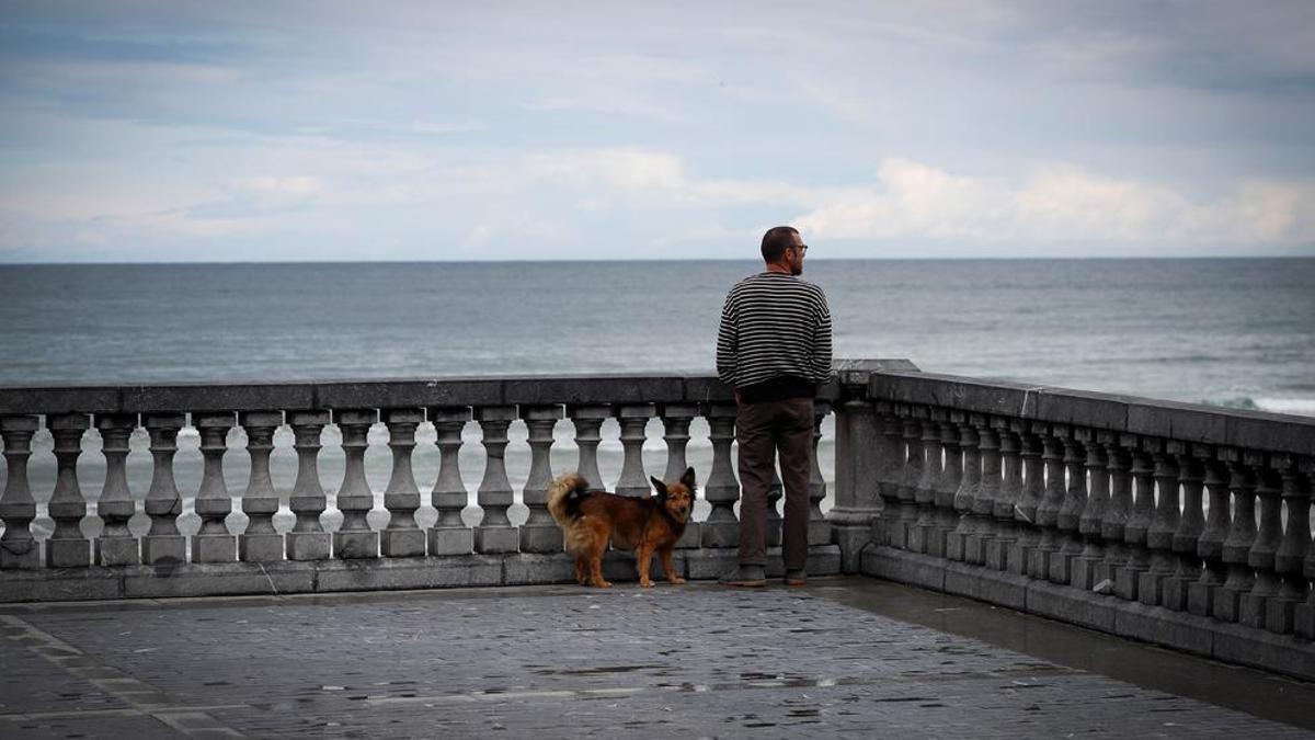 Un hombre observa el horizonte este martes en la playa de la localidad guipuzcoana de Zarautz.