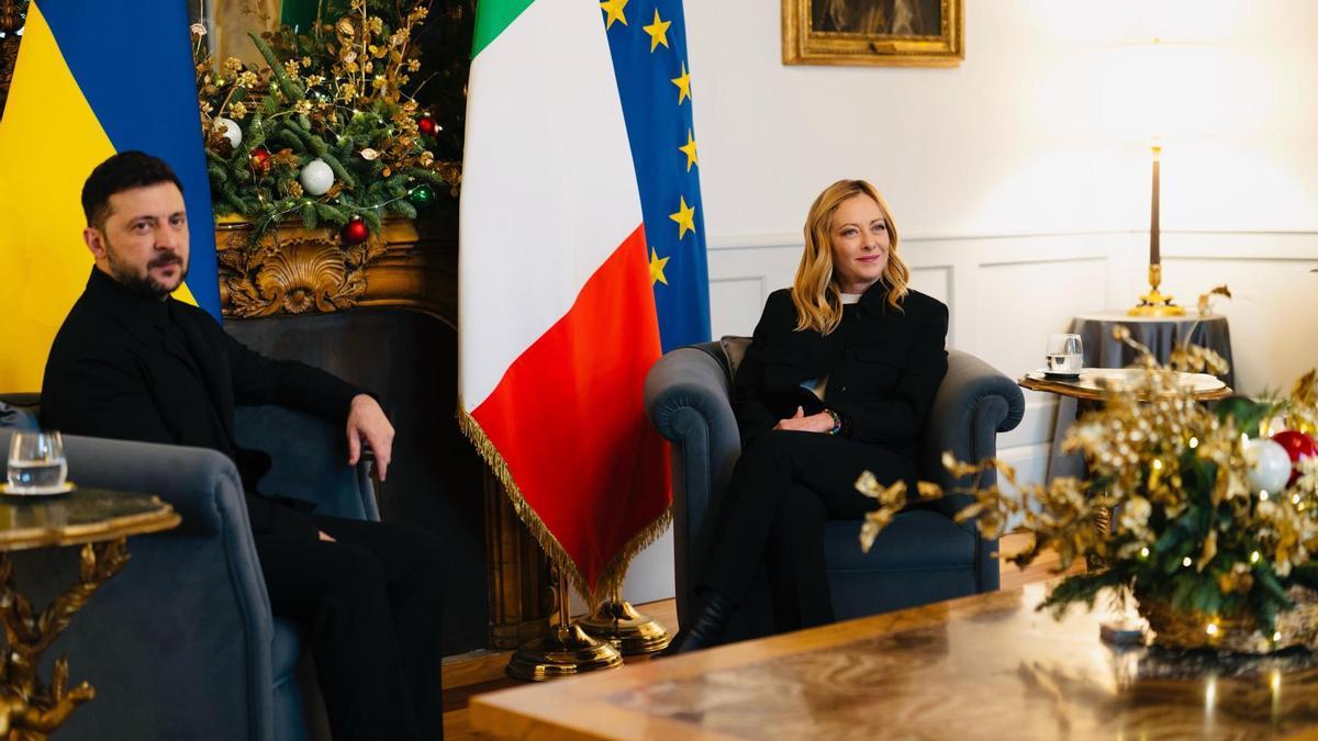 La  primera ministra italiana, Giorgia Meloni, y al presidente ucraniano, Volodymyr Zelensky, durante su reunión en el Palacio Chigi en Roma.