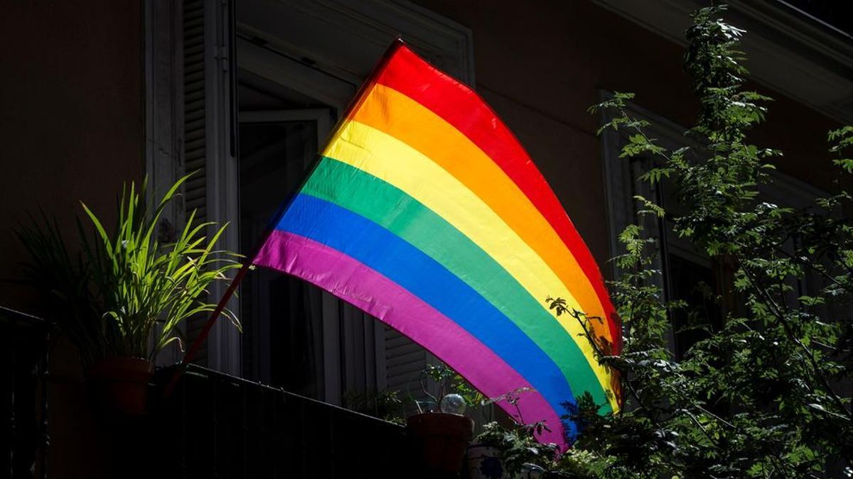 Banderas arcoíris en balcones para celebrar el Orgullo 2020.