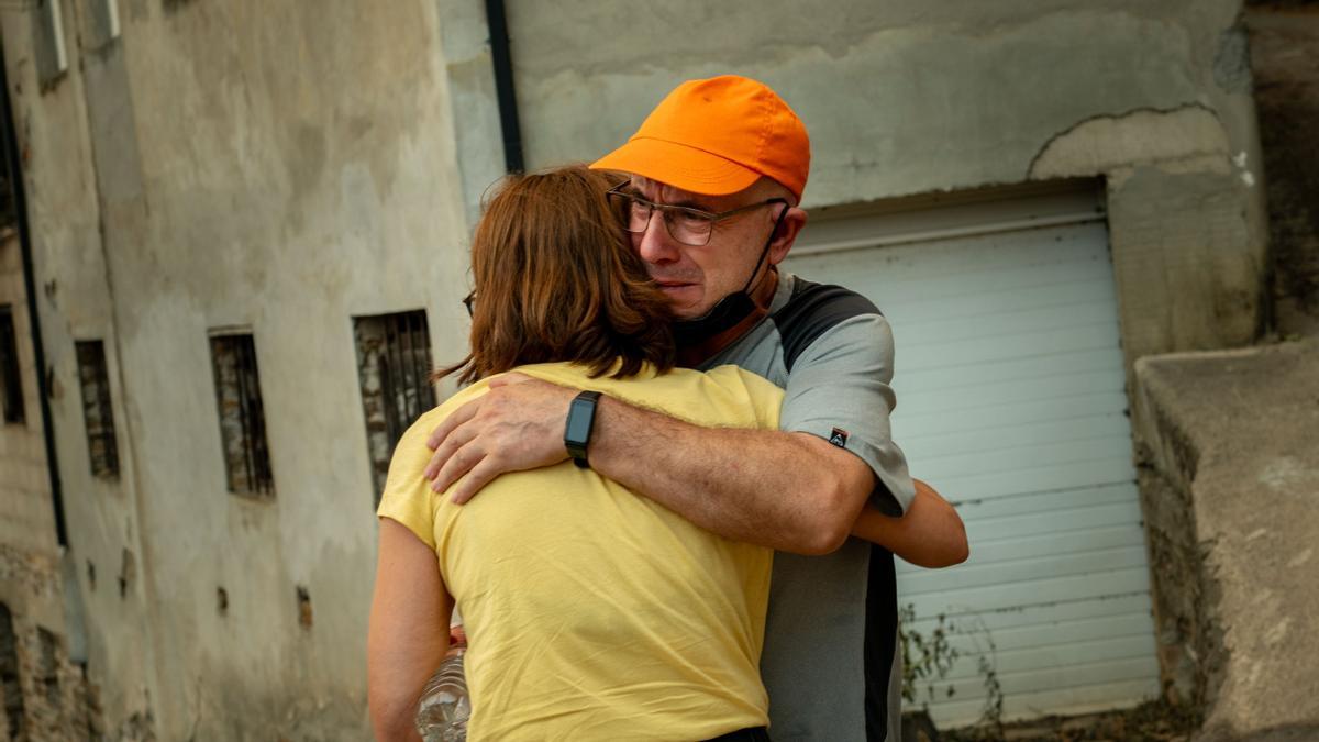 Dos vecinos de San Vicente, en Ourense, afectados por los incendios.