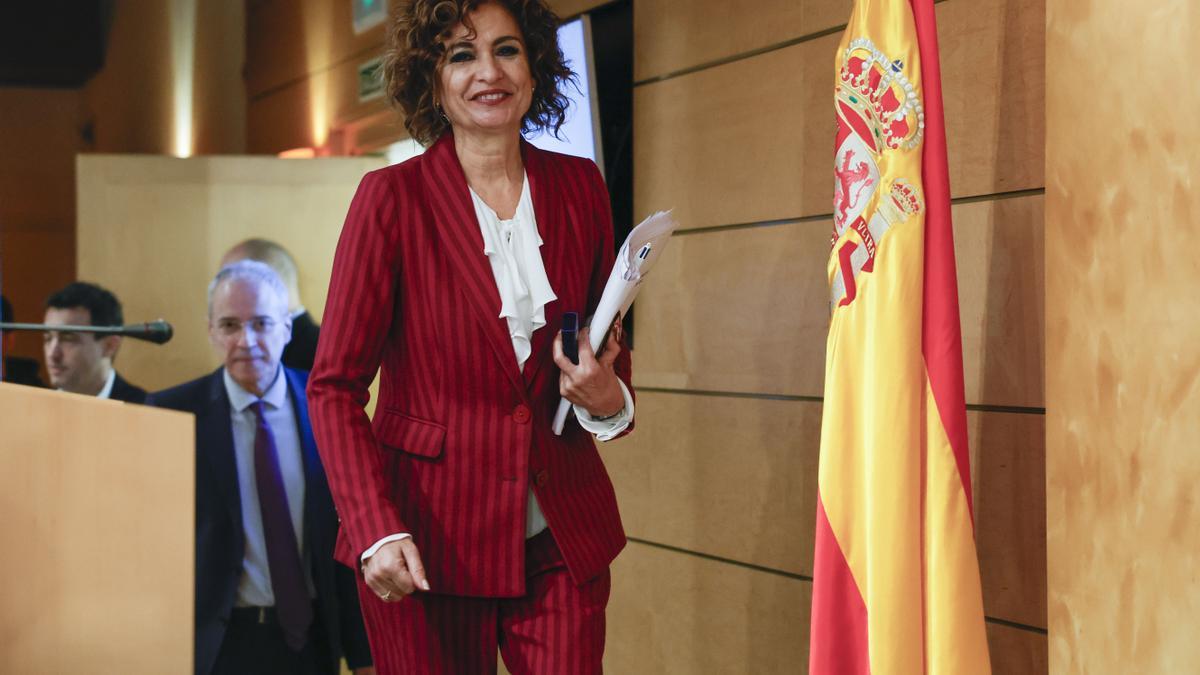 La vicepresidenta y ministra de Hacienda, María Jesús Montero, en una rueda de prensa.