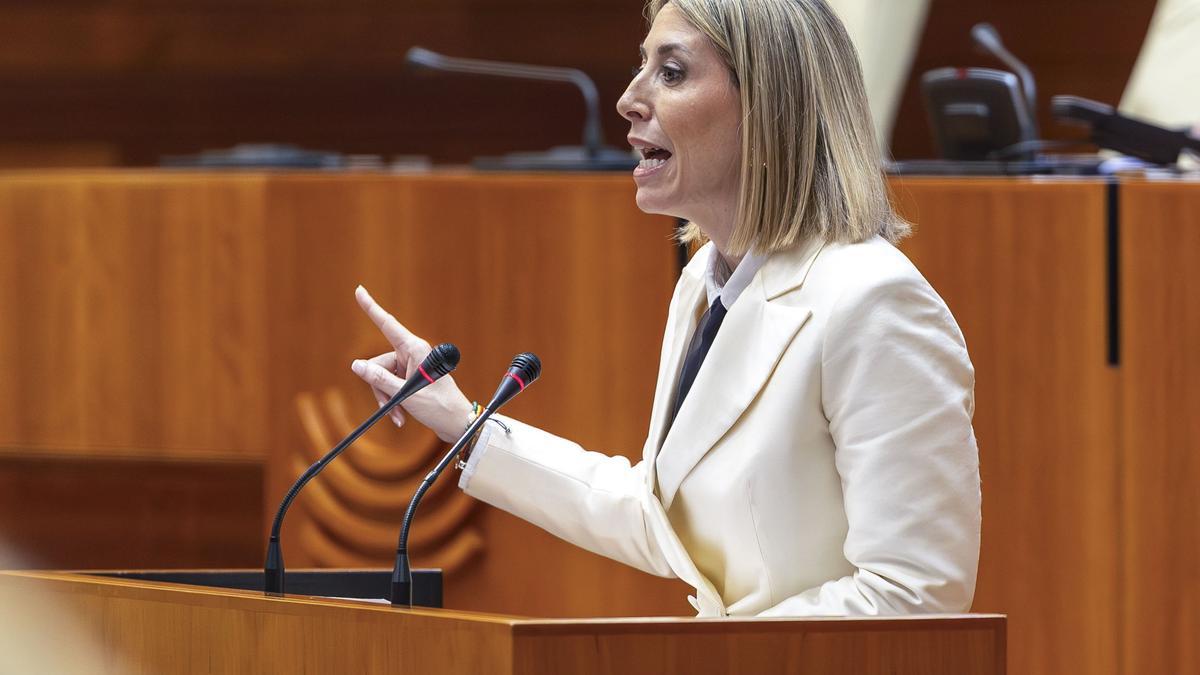 La candidata popular a la reelección como presidenta de la Junta de Extremadura, María Guardiola, durante su intervención durante la segunda jornada de la sesión de investidura,este miércoles en Mérida.