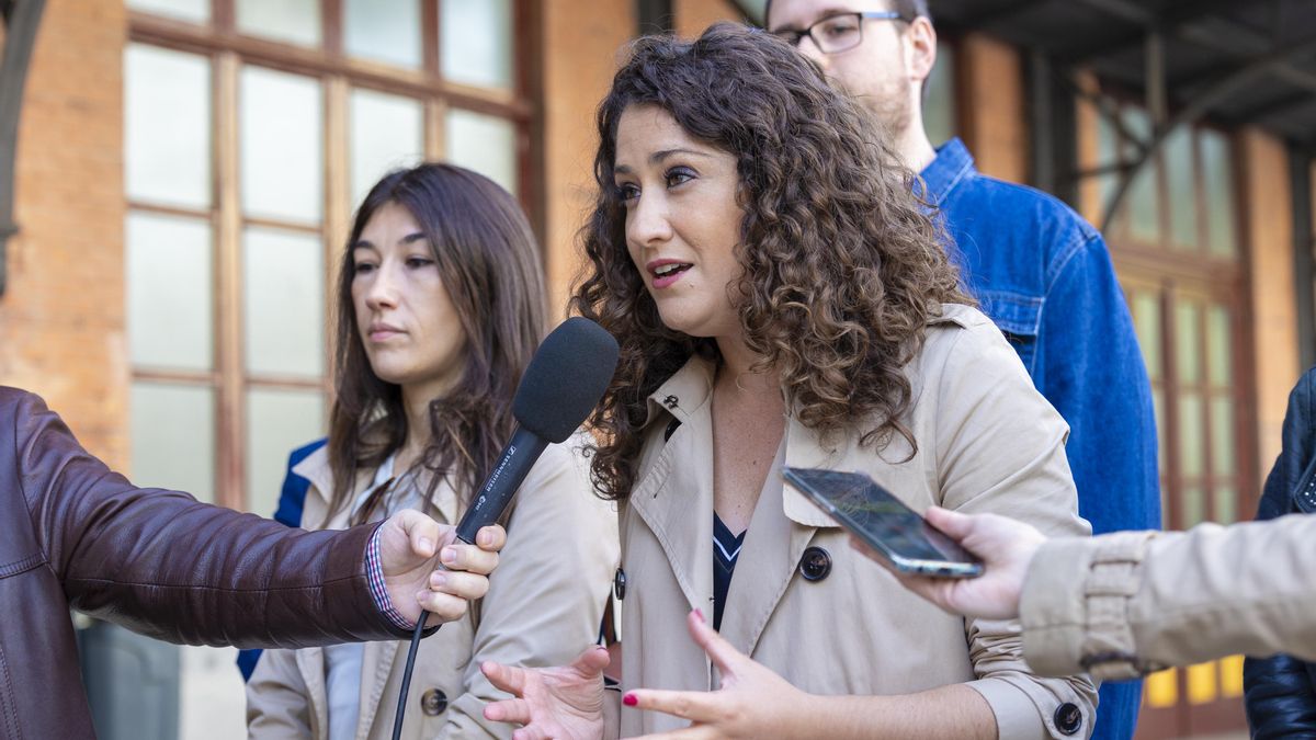 Enma López,atiende a los medios en el Museo del Ferrocarril de Madrid.