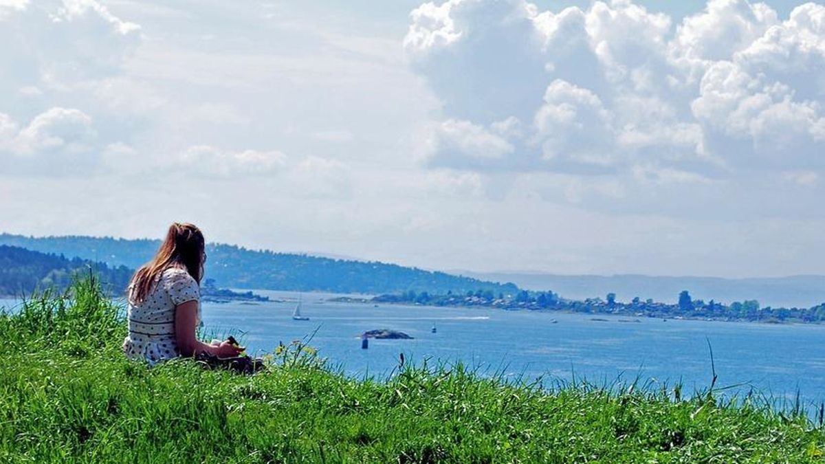 Imagen de archivo de una mujer mirando el mar en solitario
