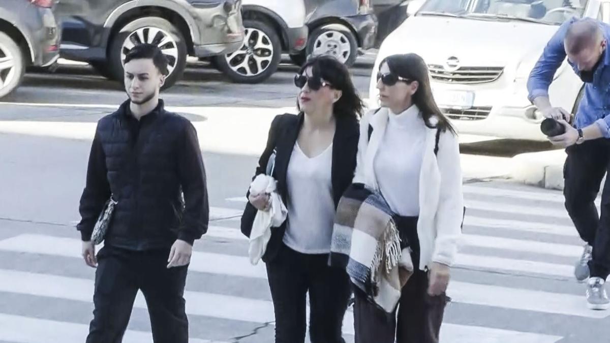 Captura de video del momento de la llegada de Juana Rivas y su hijo mayor al Tribunal de Cagliari (Italia).