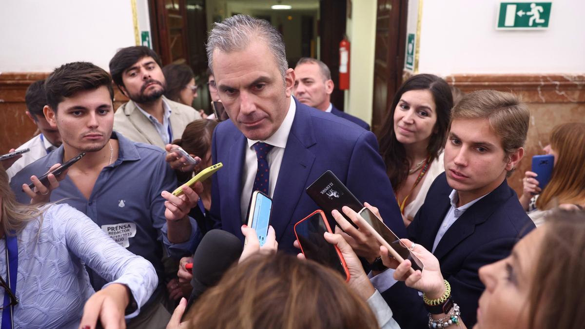 El candidato a la alcaldía de Madrid por Vox, Javier Ortega Smith, ofrece declaraciones a los medios a su salida de una sesión plenaria, en el Congreso de los Diputados, a 6 de octubre de 2022, en Madrid (España). Javier Ortega Smith deja la secretaría ge