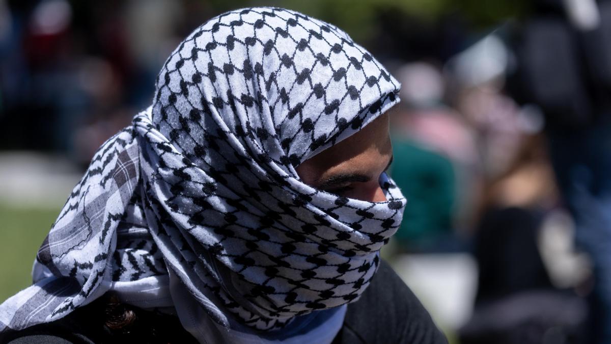Archivo - Un estudiante con un pañuelo palestino durante la acampada para mostrar su apoyo al pueblo palestino en la Universidad Complutense de Madrid.