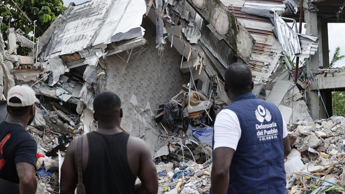 Personas observan un edificio destruido por el terremoto este miércoles, en Quibdó, Chocó (Colombia).