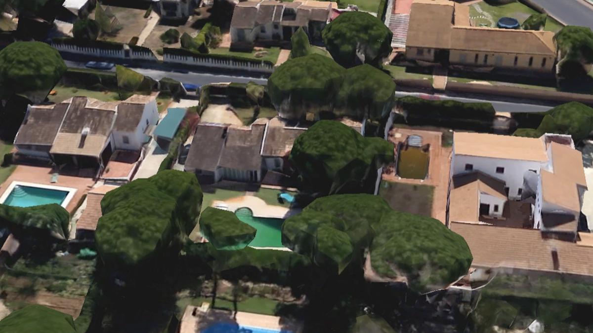 En el centro, entre árboles, el chalé de El Yeyo