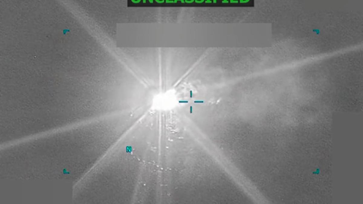 Captura de pantalla de un vídeo que muestra un ataque del Ejército estadounidense a una lancha en el Caribe.