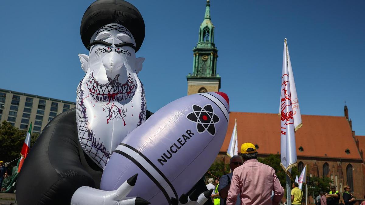 Una efigie inflable del líder supremo de Irán, el ayatolá Alí Jamenei, sosteniendo una bomba nuclear, durante una manifestación a favor de Irán.