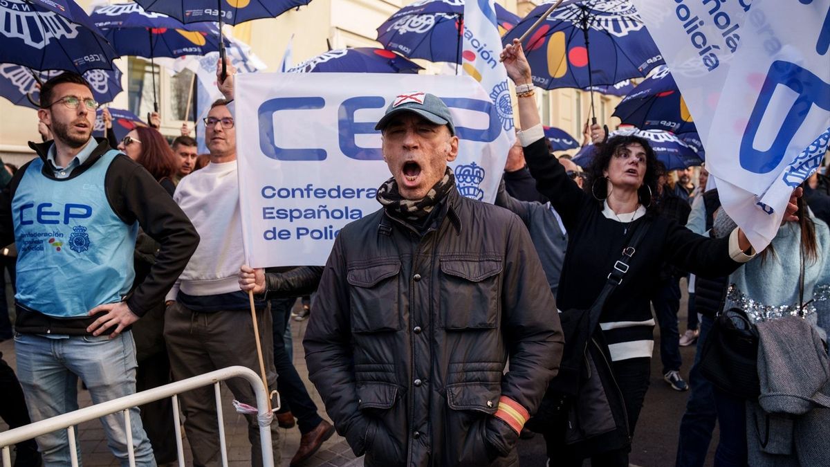 Solo el SRP rechaza la “defensa ciega” de sindicatos policiales a un agente por la agresión a una profesora