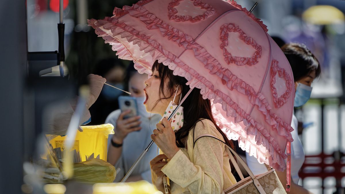 Una mujer se hace una prueba PCR de coronavirus en Shanghái, China,