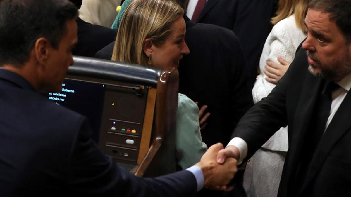 Pedro Sánchez estrecha la mano a Oriol Junqueras, este martes en el Congreso.