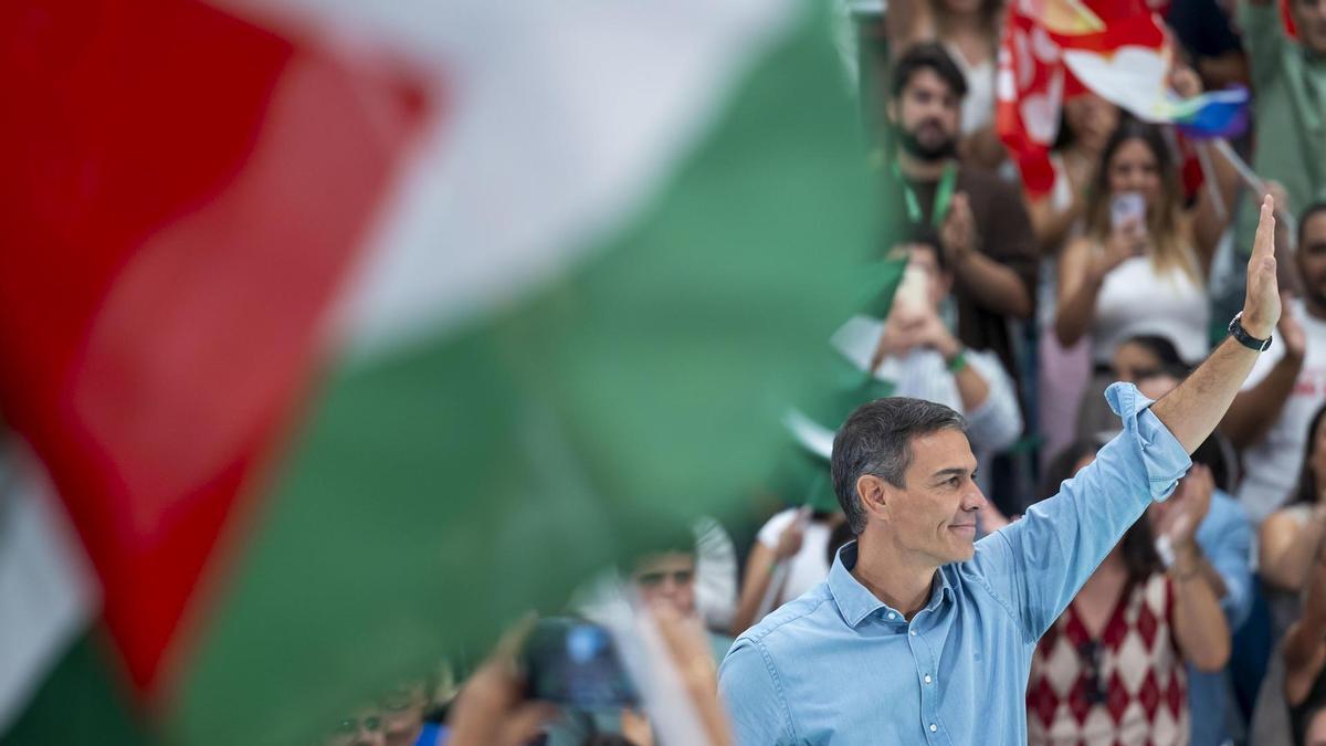 El secretario general del PSOE y presidente del Gobierno de España, Pedro Sánchez, asiste a un acto del partido socialista con militantes, este domingo en Málaga.