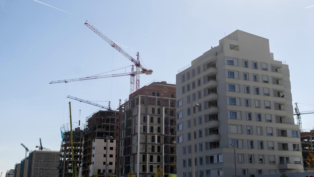 Grúas en una zona de construcción de edificios en Madrid.