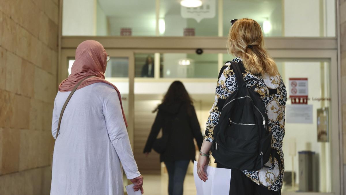 Una oficina de extranjería en Logroño durante el primer día del proceso de regularización extraordinaria de migrantes.