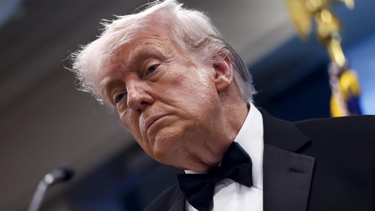 El presidente estadounidense Donald Trump habla con los periodistas en la sala de prensa de la Casa Blanca.