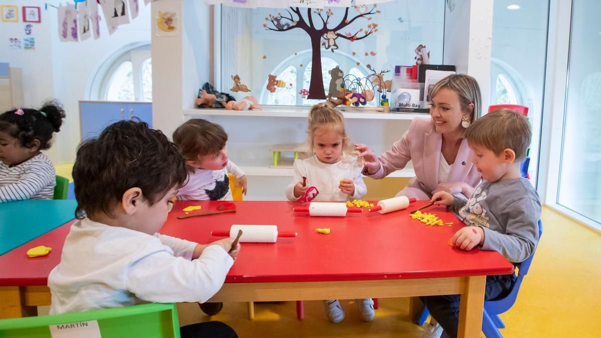 La conselleira de Política Social en una visita a una escuela infantil pública.
