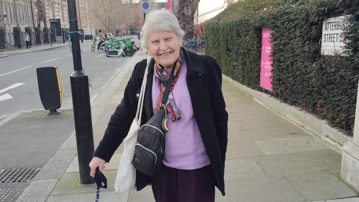 La sacerdotisa Sue Parfitt.