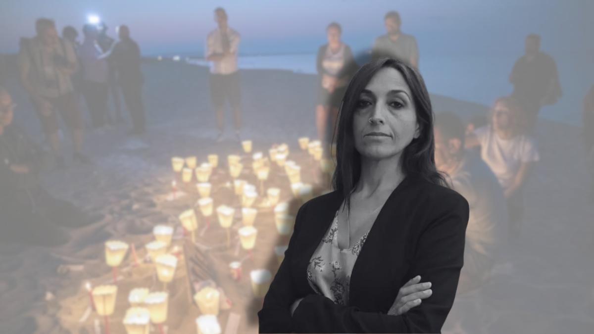 Helena Maleno sobre una fotografía de un homenaje a víctimas de un naufragio en aguas del Mediterráneo.