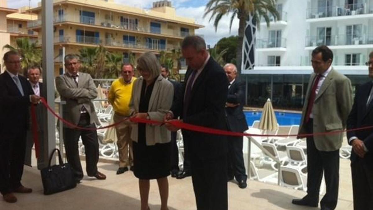 Los presidentes de la cadena RIU, Carmen Riu y Luis Riu, inauguran un hotel (archivo).