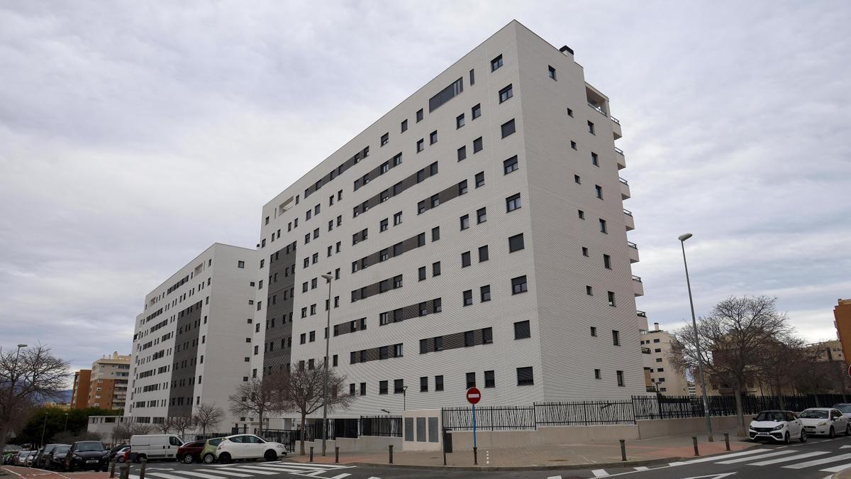 Vista general del bloque de viviendas de la playa de San Juan en Alicante, foco de la polémica.