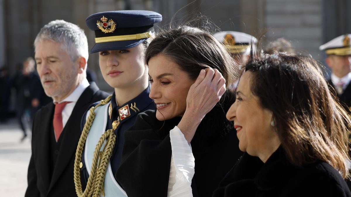 De izquierda a derecha, el ministro del Interior, Fernando Grande-Marlaska, la princesa Leonor, la reina Letizia, y la ministra de Defensa, Margarita Robles, a su llegada a la ceremonia de la Pascua Militar, un solemne acto castrense que reúne a la cúpula de los tres ejércitos y de la Guardia Civil, este martes en la plaza de la Armería del Palacio Real en Madrid.