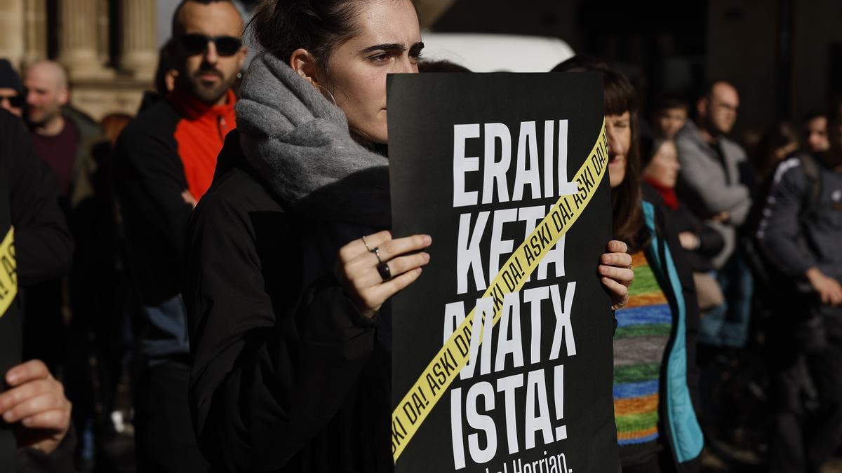 Concentración ante el Ayuntamiento de Pamplona por el último crimen machista en Navarra.