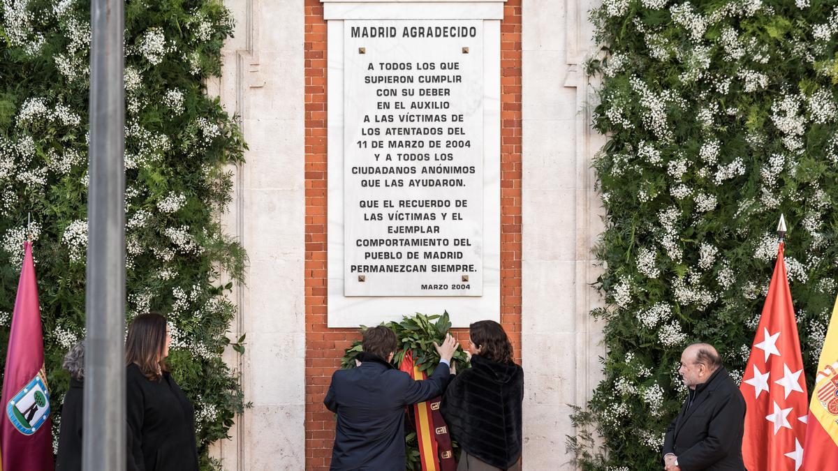 Isabel Díaz Ayuso y José Luis Martínez-Almeida colocan una corona de flores durante un acto solemne en recuerdo a las víctimas del 11M.