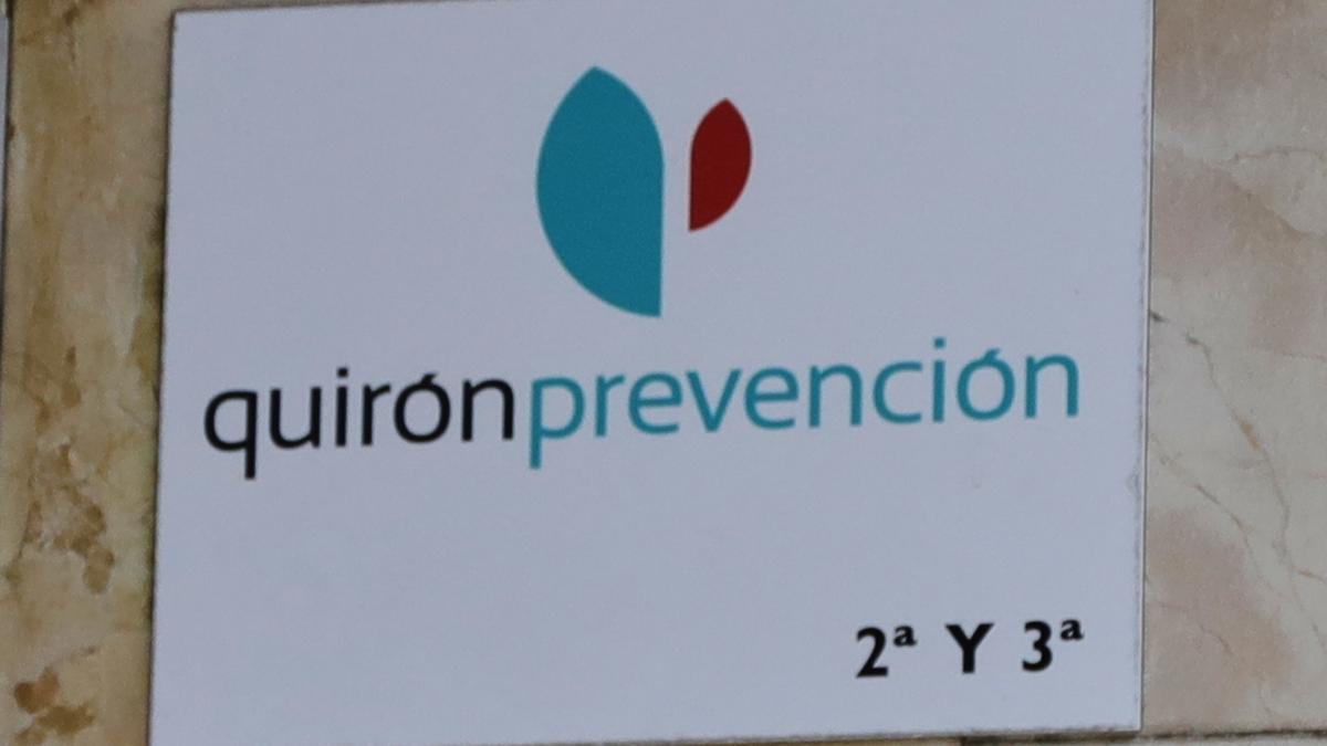 La filial de Quirón ligada al novio de Ayuso gana otra vez el contrato de las revisiones médicas de funcionarios