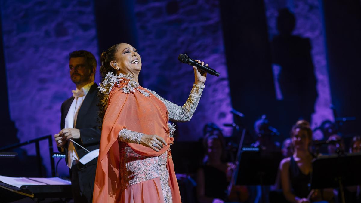 Isabel Pantoja durante su actuación en el Teatro Romano de Mérida.