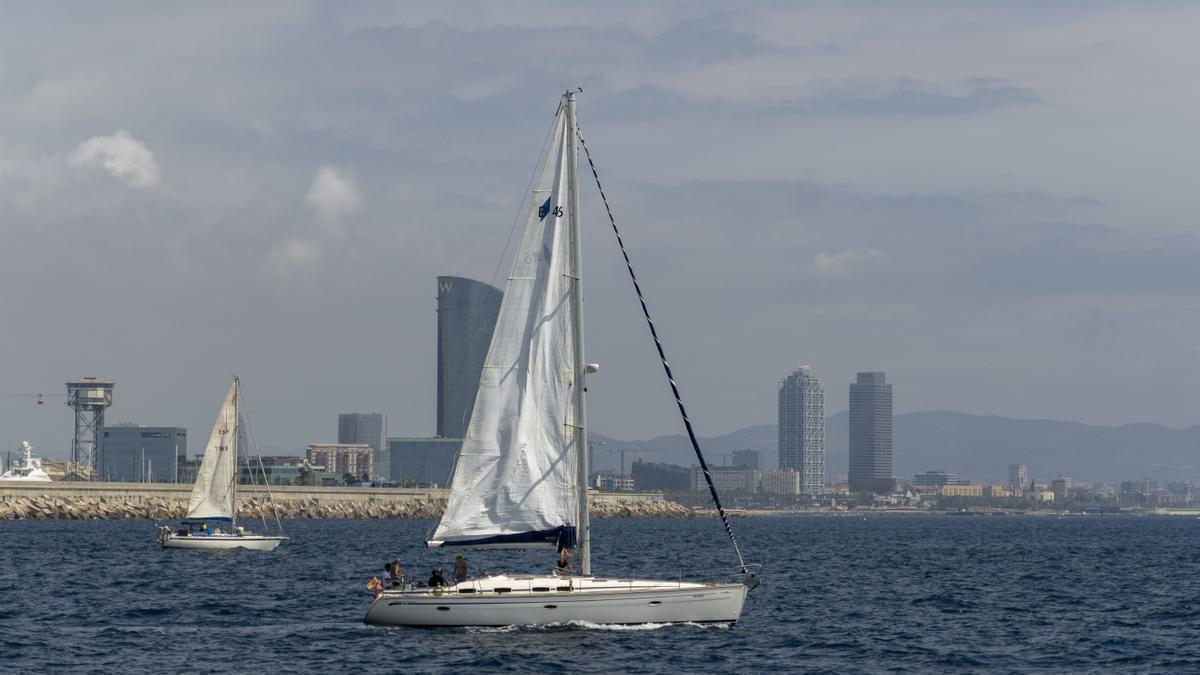Vista de la ciudad de Barcelona desde el mar.