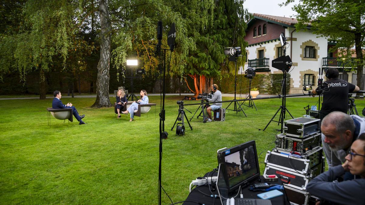 El lehendakari Imanol Pradales, durante una entrevista emitida hace un año por ETB desde los jardines de Ajuria Enea.