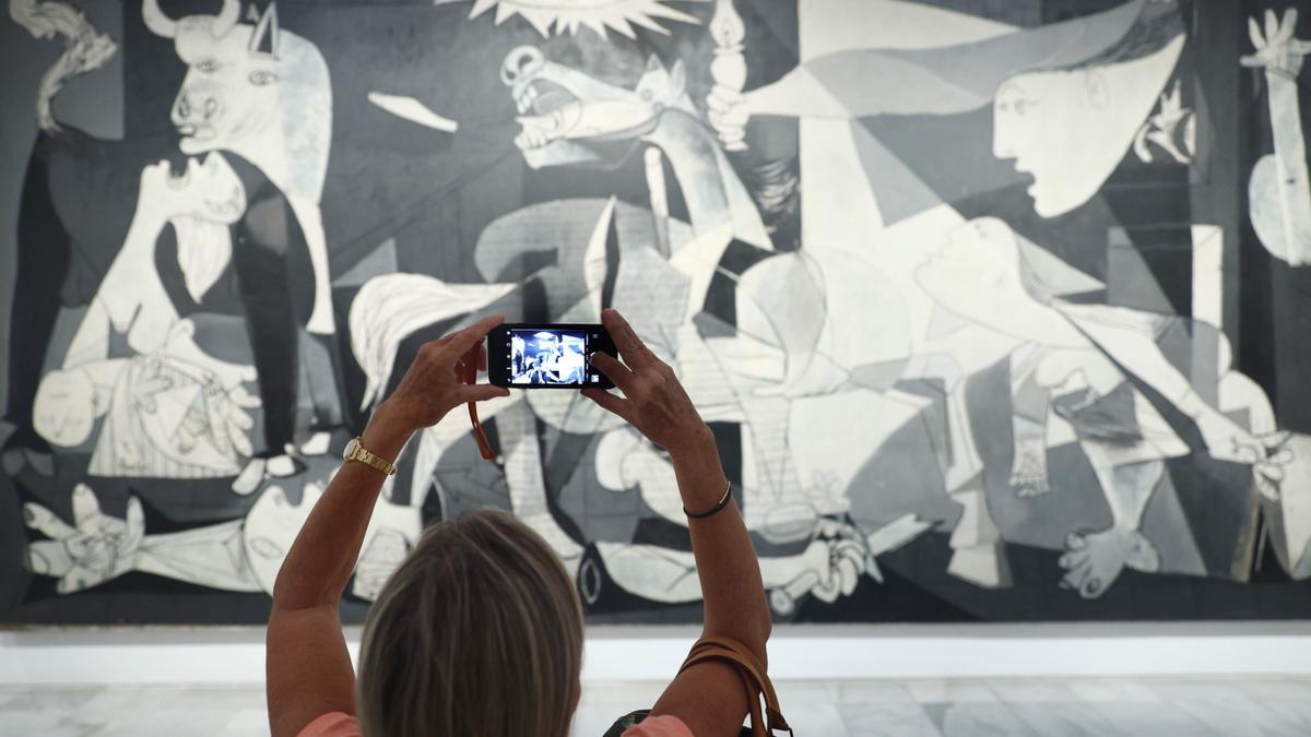 Una mujer fotografía el 'Guernica' de Picasso en el Museo Reina Sofía de Madrid