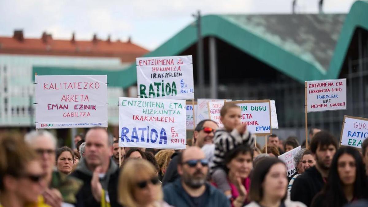 Manifestación en Vitoria de una jornada de huelga entre el profesorado de la educación pública vasca a 2 de abril de 2025.
