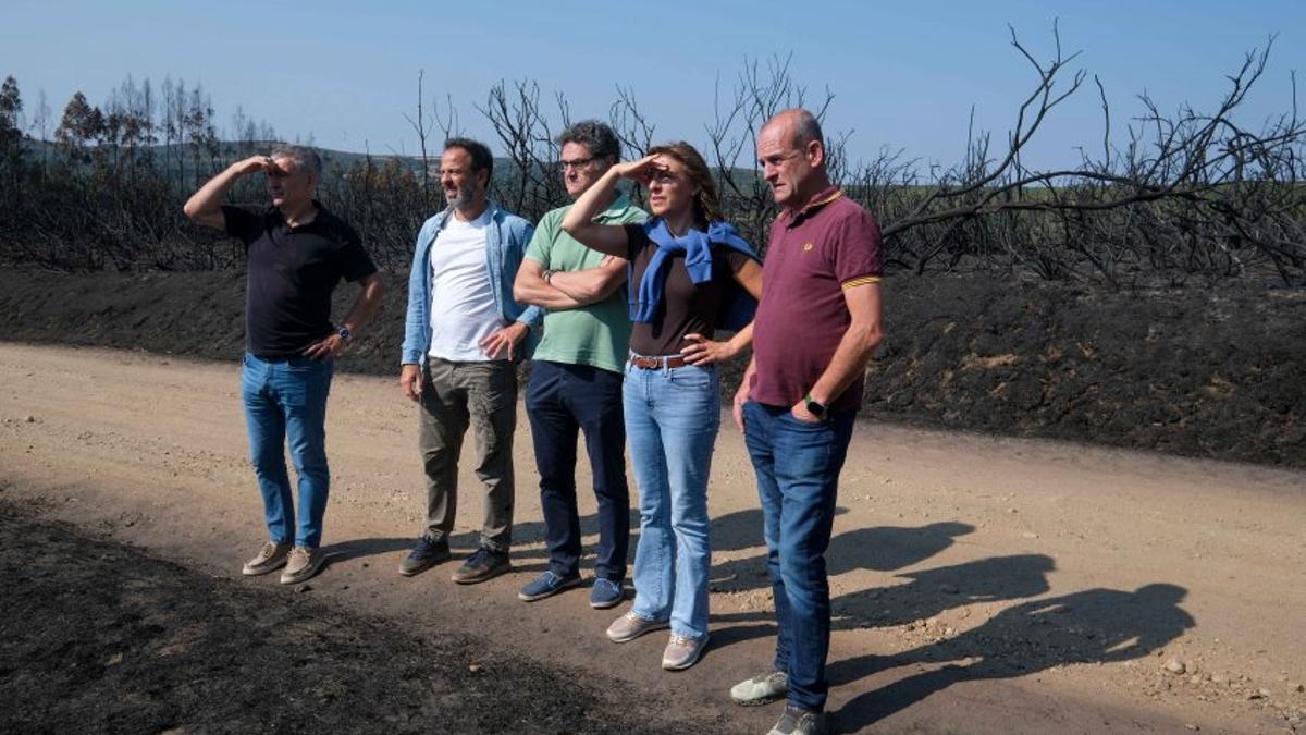La conselleira de Medio Ambiente en una zona quemada en Dozón acompañada de Tomás Fernández-Couto, subdirector de Espacios Naturales y responsable de la lucha contra incendios desde hace 20 años.