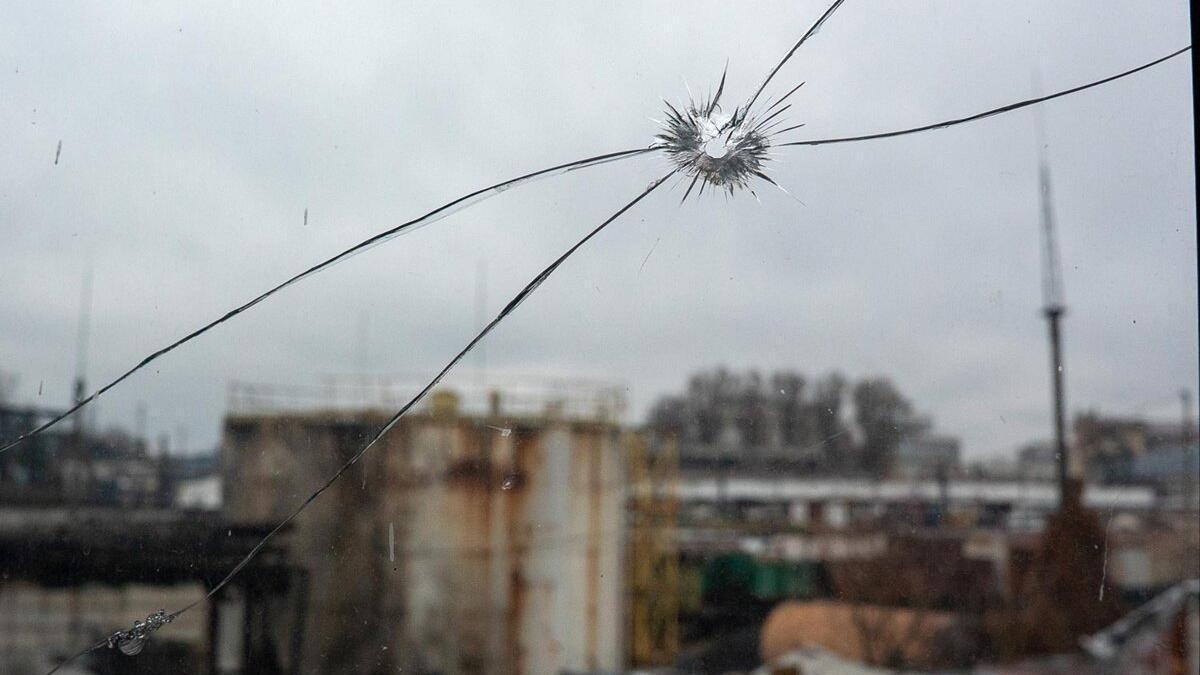 Muchas de las ventanas de la sala de calderas de TeploEnergo en Dnipro volaron por los aires durante los ataques rusos en la noche del 16 al 17 de noviembre de 2025.