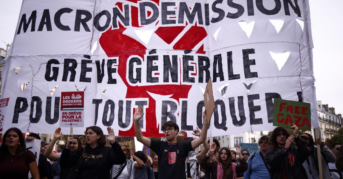 Macron hace garabatos sobre el futuro de la V República desde la soledad de su palacio