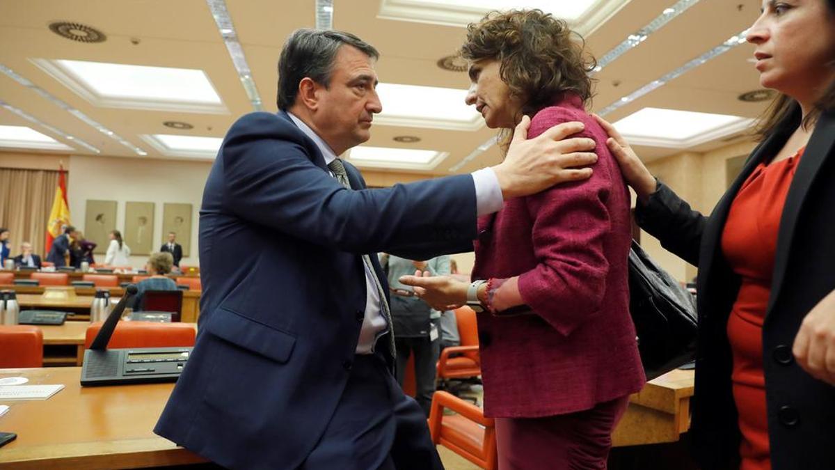 El portavoz del PNV, Aitor Esteban, conversa con la ministra de Hacienda, María Jesús Montero, en la Diputación Permanente del Congreso en presencia de la portavoz del PSOE, Adriana Lastra.