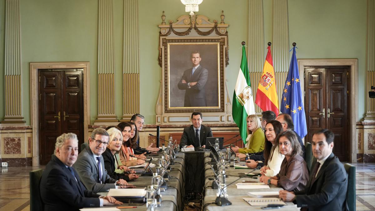 El presidente de la Junta de Andalucía, Juanma Moreno (c), preside en Huelva la reunión ordinaria del Consejo de Gobierno