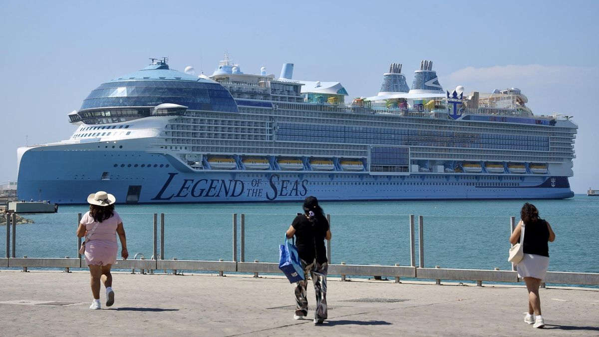 Imagen del megacrucero Legend of the Seas en el Puerto de Málaga. A 29 de junio de 2026 en Málaga.