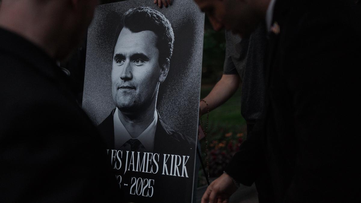 Miembros del Club de Jóvenes Republicanos de Nueva York sostienen un retrato de Charlie Kirk durante una vigilia.