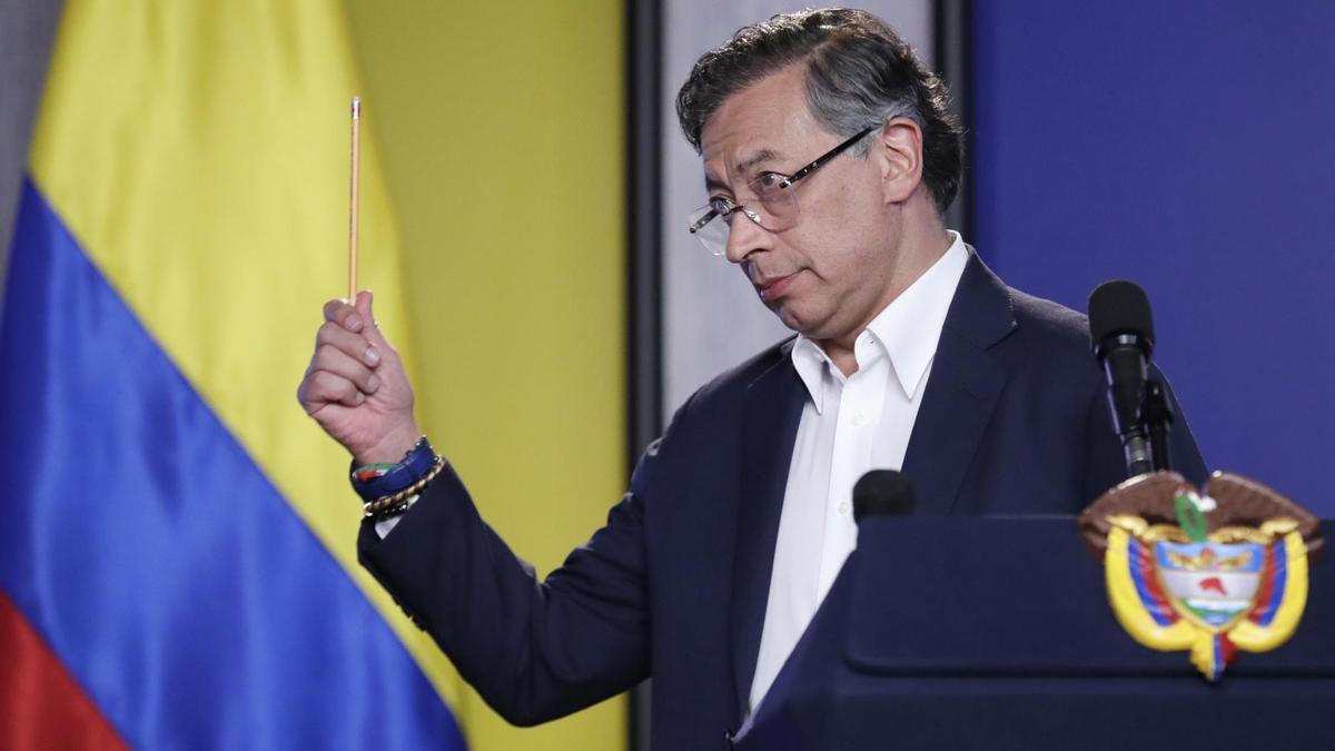 El presidente de Colombia, Gustavo Petro, habla durante una rueda de prensa a medios internacionales.