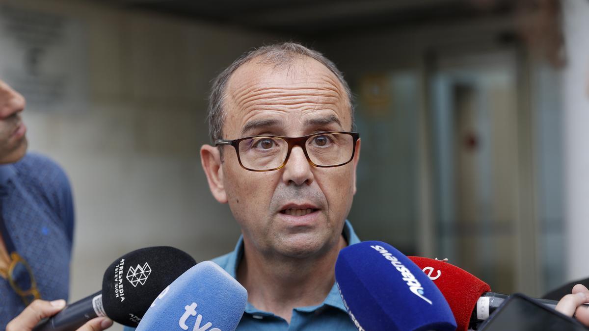 El jefe de Climatología de la Agencia Estatal de Meteorología (Aemet) en la Comunitat Valenciana, José Ángel Núñez, a su salida de la Ciudad de la Justicia tras declarar como testigo en el Juzgado de Instrucción 3 de Catarroja (Valencia)