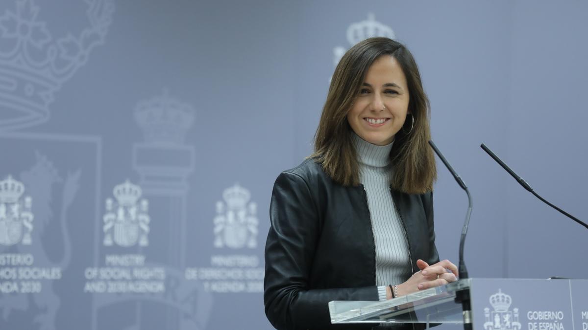 La ministra de Derechos Sociales y Agenda 2030, Ione Belarra, comparece antes de reunirse con colectivos que defienden el derecho a la vivienda, en el Ministerio de Derechos Sociales y Agenda 2030, a 26 de enero de 2022, en Madrid (España).